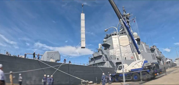 지난 9월 26일 요코스카 기지에서 이지스 구축함 JS 쵸카이에 토마호크 모의 적재 훈련을 하고 있는 일본 해상자위대 [사진-일본 해상자위대 X 갈무리]