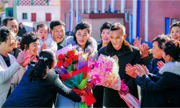 2025 FIFA U-17 여자월드컵 최우수선수상과 최고 득점자상을 받은 유정향선수의 부모가 축하 꽃다발을 받고 있다. [사진-노동신문]