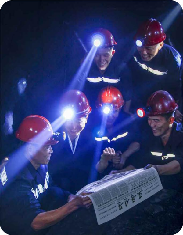 남덕청년탄광의 광부들이 [노동신문]을 펼쳐들고 여자축구 팀의 우승소식을 기뻐하고 있다. [사진-노동신문] 