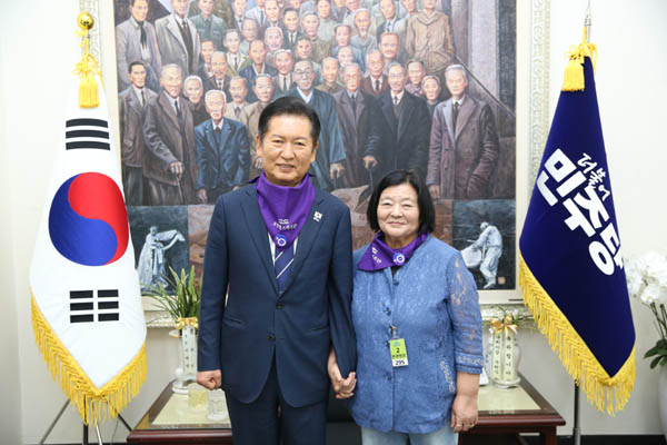 정청래 더불어민주당 대표와 조순덕 민가협 의장이 지난 9월 11일, 이재명 대통령 당선 100일 기자회견을 하는날, 당대표실에서 서로 손을 잡고 기념사진을 남겼다. [사진제공-민가협 40주년 기업사업회]