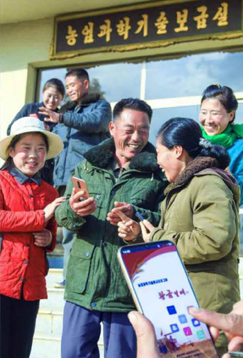 북한에서 과학농사의 상징과도 같은 '황금열매'를 활용하는 농업근로자들이 계속 늘어나고 있다. [사진-노동신문]