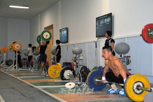 북한 체육연구회에서 운동선수들의 훈련종합측정평가체계를 도입했다. 사진은 훈련을 하는 북한의 역도선수들. [사진-조선신보 갈무리]