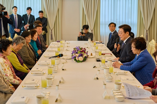 13일 낮 대통령실에서 '민가협 초청 오찬간담회'를 개최한 이 대통령. [사진-대통령실]