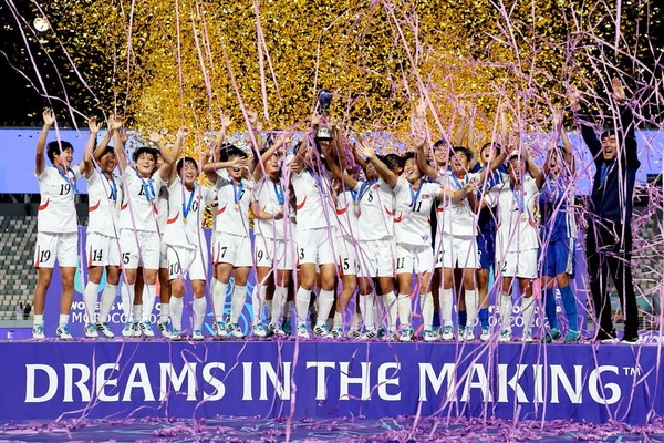 17세 이하 여자월드컵 우승을 무대에서 만끽하는 북한선수들. [사진출처-FIFA 홈페이지]