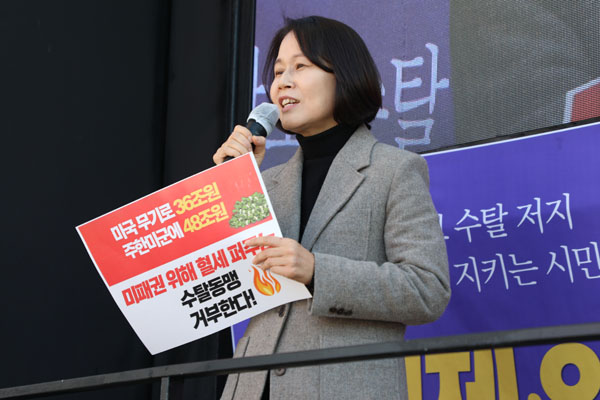 이연희 평화주권행동·평화너머 공동대표는 최근 한미정상회담 공동 팩트시트와 제57차 한미연례안보협의회(SCM) 공동성명 내용을 두고 “핵추진 잠수함 추진을 위해 과도한 양보가 이뤄졌다”고 비판하고 있다. [사진 – 통일뉴스 김래곤 통신원]