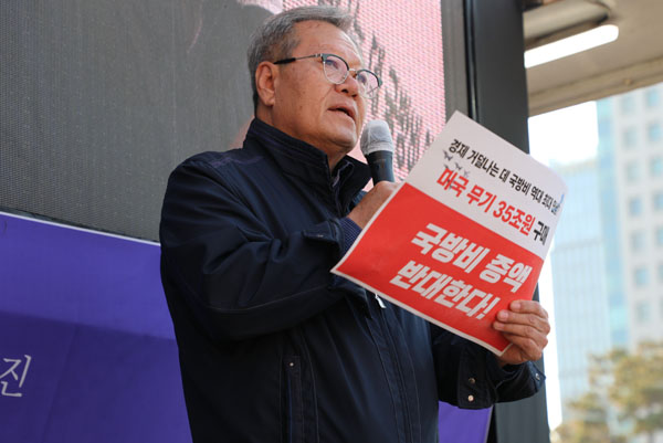 하원오 전국농민회총연맹(전농) 의장은 최근 발언에서 한미정상회담 설명자료와 관련해 “상호존중·호혜적 협력이라는 정부의 설명과 달리 농업과 검역 주권을 심각하게 훼손하는 불평등한 합의”라고 규탄하고 있다. [사진 – 통일뉴스 김래곤 통신원]