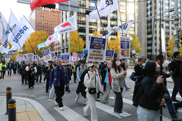 참가자들이 미대사관앞에서 미국의 경제 안보수탈을 규탄하하면서 행진하고 있다. [사진 – 통일뉴스 김래곤 통신원]