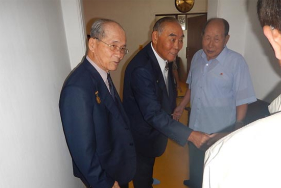 2014년 9월 재미동포 강산씨가 평양시 중구역 동흥동 소재 김은환 선생 아파트를 방문했을 때의 사진. 가운데가 리경찬, 왼쪽이 김은환, 오른쪽이 김동기 선생이다. [통일뉴스 자료사진]