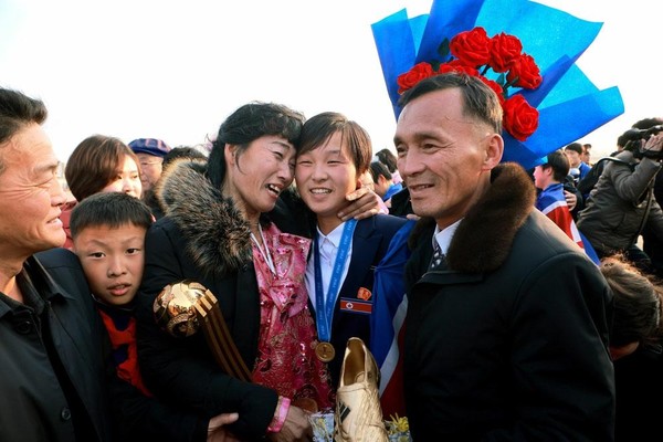 최우수선수상인 골든볼과 최고득점자상인 골든 부트를 받은 유정향 선수와 가족들 [사진-노동신문]