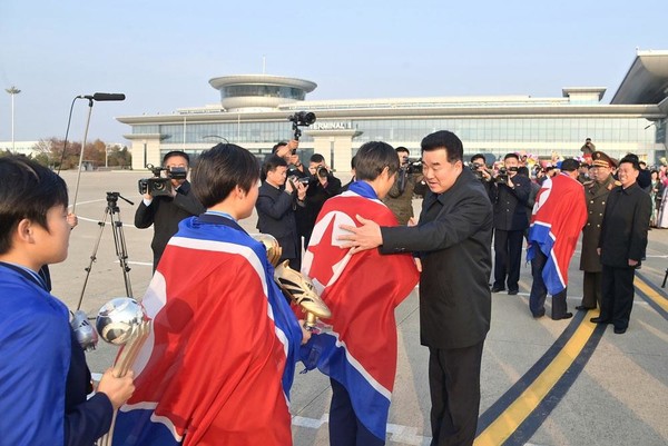 김일국 체육상이 평양국제비행장에서 선수들을 격려하고 있다. [사진-노동신문] 