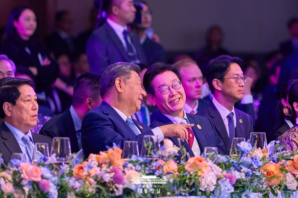 지난 1일 경주에서 정상회담과 만찬 등을 함께 하며 윤석열정부 때 망가진 한중관계를 복원한  이재명 대통령과 시진핑 국가주석. [사진-대통령실]