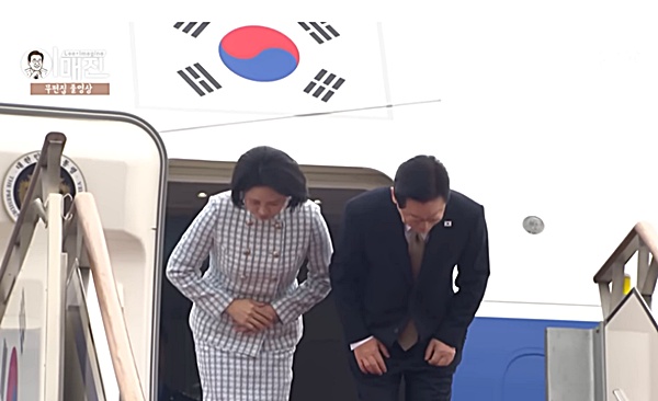 이 대통령 부부가 17일 남아공 등 순방을 위해 출국 직전 인사하고 있다. [사진 갈무리-KTV 유튜브]