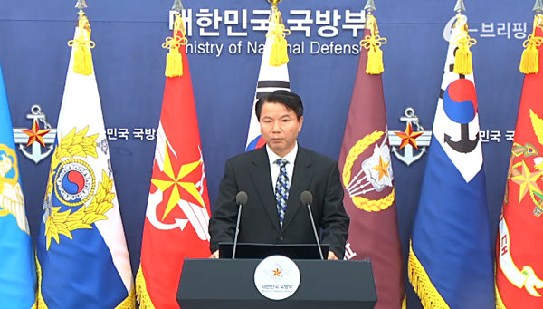 17일 오후 '담화문'을 발표하는 김홍철 국방부 정책실장. [사진 갈무리-ebrief]