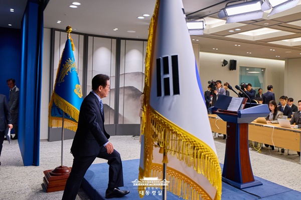 지난 14일 '한미 공동설명자료'를 설명하기 위해 용산 브리핑실에 입장하는 이재명 대통령. [사진-대통령실]