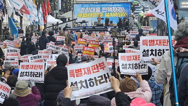 촛불행동이 11월 15일 서초역 2번 출구에서 개최한 165차 전국집중 촛불대행진은 조희대 탄핵과 특별재판부 설치를 주 구호로 진행됐다. [사진 - 통일뉴스 하태한 통신원]