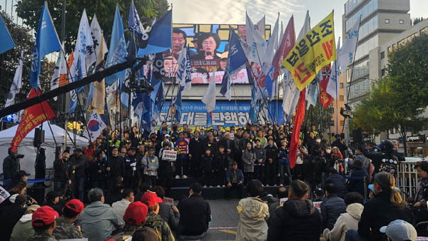 전국집중이라 모든 깃발을 무대로 집결시키고 항쟁선포문을 낭독하였다. [사진 - 통일뉴스 하태한 통신원]