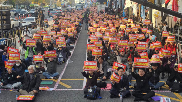 가운데 통로를 확보하는 등 촛불집회는 질서정연하게 진행됐다. 국회의원들과 유명인사들이 앞자리를 지켰다. [사진 - 통일뉴스 하태한 통신원]