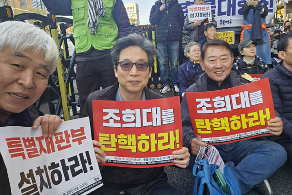 고대 동지들과 찰칵! [사진 - 통일뉴스 하태한 통신원]