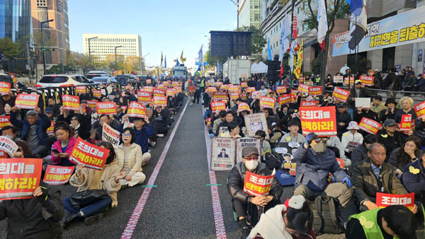 경찰들은 차도를 넓히지 않고 뒤로 늘리고 있다. 확실히 늘어난 분노의 민심을 보여주었다. [사진 - 통일뉴스 하태한 통신원]