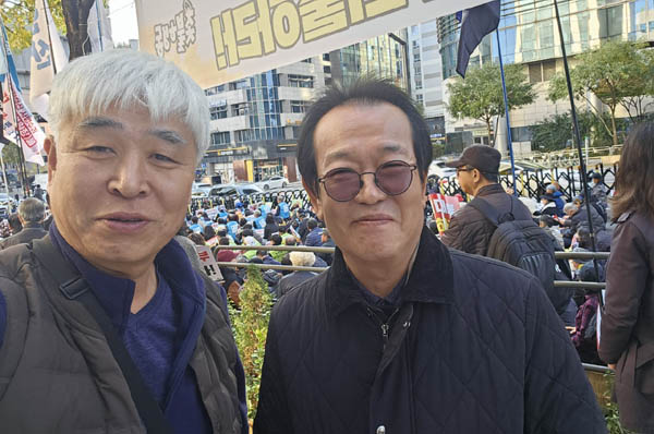 역사학자 전우용 교수와 인증샷! [사진 - 통일뉴스 하태한 통신원]