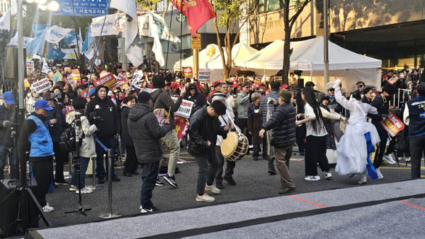 촛불풍물단이 길을 열어 간다. [사진 - 통일뉴스 하태한 통신원]