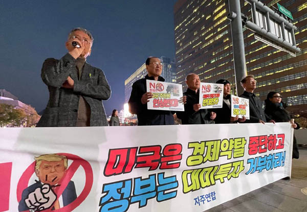 ​광화문 사거리 이순신 장군 동상 앞에서 열린 ‘주권찾기 서울행동’에서 발언하고 있는 주재석 자주연합 상임대표. [사진-자주연합]​