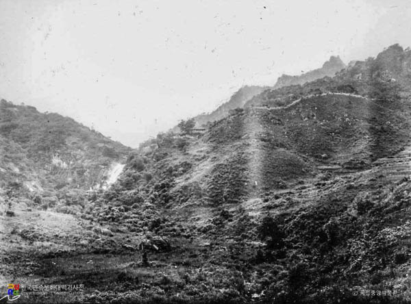 일제강점기에 찍은 대흥산성. 왼쪽에 박연폭포가 보이고, 중간에 북문이 있다.박연폭포 아래에서 성문은 보이지 않을 것이다. 그런데도, 그림 속에 넣은 이유는 뭘까? [사진 제공 - 심규섭]