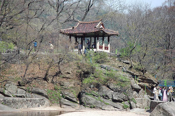 박연폭포의 경치가 잘 보이는 위치에 범사정이 세워져 있다. 전형적인 정자 형식이다. 기둥과 난간과 지붕이 있고 벽면은 없다. [사진 제공 - 심규섭]