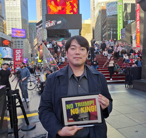 뉴욕 맨하튼 타임스퀘어 광장에서 ‘노 트럼프! 노 킹!’ 손피켓을 든 안광획 회원. [사진 제공 - AOK]