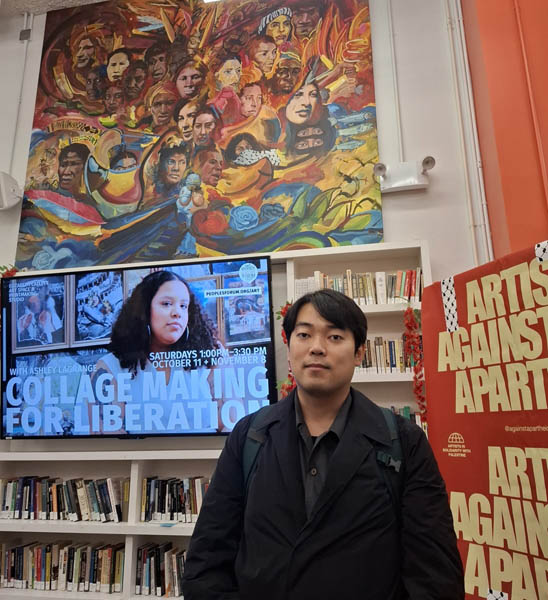 뉴욕 진보운동의 중심인 맨하턴 소재 피플스포럼에서. 미국민중의 투쟁사가 벽화로 장식되어 있고 가자지구학살규탄, 노트럼프 집회 관련 세미나가 한창이었다. [사진 제공 - AOK]