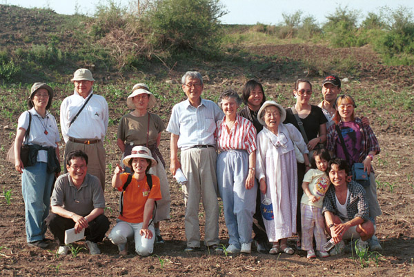 지금은 고인이 된 문동환, 문혜림 부부(가운데)와 박용길 장로 등 늦봄 문익환 목사 가족들이 2002년 6월 4일 중국 길림성 용정시 명동촌의 생가를 찾았다. [자료 사진 - 통일뉴스]