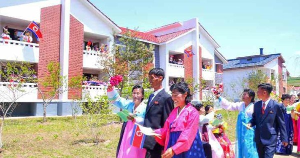 북측 최동단 국경지역인 라선시 선봉구역 두만강동에 수백세대의 농촌살림집이 완공돼, 입주가 시작됐다. [사진-노동신문]