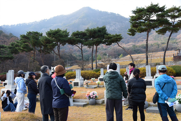 ‘제8회 이야기가 있는 현충원 평화둘레길 걷기’ 행사에서 ‘대전현충원과 서울의 봄’ 코스의 한 장면. [사진-통일뉴스 임재근 객원기자]