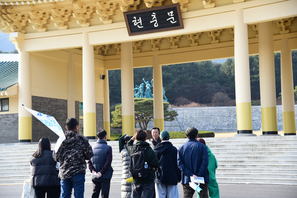 ‘제8회 이야기가 있는 현충원 평화둘레길 걷기’ 행사에서 ‘오래도록 기억해야 할 이들’ 코스의 한 장면. [사진-통일뉴스 임재근 객원기자]