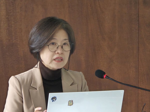 지난 21일 오전 경제안보연구소·참여연대가 주최한 '한미협상 팩트시트와 MOU 분석 및 쟁점' 토론회에서 김양희 대구대학교 경제금융통상학과 교수는 "1라운드가 종료됐다. 최악은 피했다"고 평가하고는 "한국은 단기적으로 2라운드를 시작하고 중기적으로는 미국의 '보호주의 진영화' 를 한국의 경제안보 정책 목표를 달성하는데 활용해야 한다"고 대안 마련이 필요한 시기라고 강조했다. [사진-통일뉴스 이승현 기자]