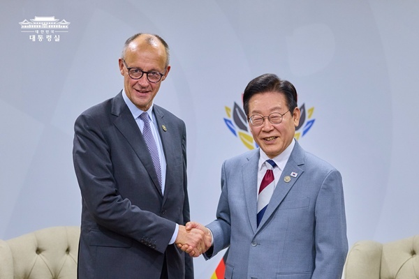 22일 요하네스버그에서 메르츠 독일 총리와 만난 이 대통령. [사진-대통령실]