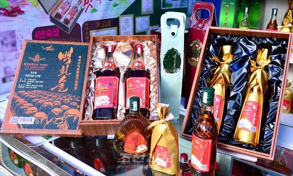 북한 백학산식료종합가공공장에서 생산되는, 100가지 꽃으로 만든 백화술. [사진-조선신보 갈무리]