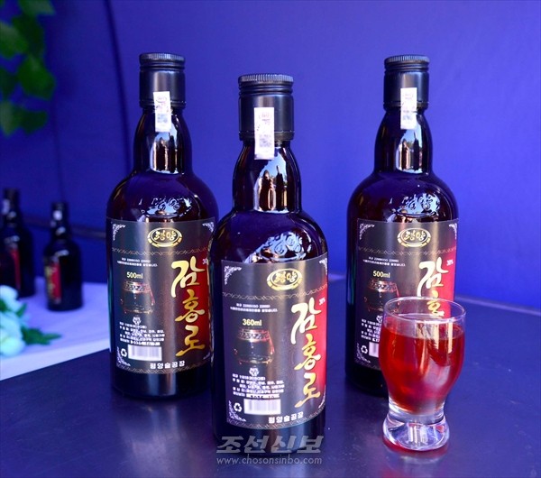 평양술공장에서 새로운 양조기술로 만든 감홍로. [사진-조선신보 갈무리]