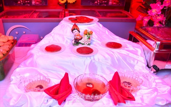 ‘비물질문화유산전시회-2025’에 전시된 수정과. [사진-조선신보 갈무리]