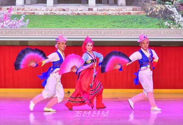 ‘비물질문화유산전시회-2025’에서 선보인 민속무용. [사진-조선신보 갈무리]