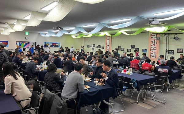 행사장 뒷편으로 참석자들을 위한 음식과 주류, 음료를 준비하는 등 행사장 곳곳에 세심한 배려가 돋보였다. 또한, 행사장 내부는 4색의 한지로 조명을 은은하게 비치게 하였고, 행사장 전체를 잔치집 분위기로 연출하였다.  [사진 제공-부산자주연합]