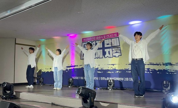 1부 출범행사에 이어 2부 연대의 밤에서는 대학생 공연을 비롯한 다양한 축하공연이 열려 행사장 열기를 뜨겁게 달구었다. [사진 제공-부산자주연합]