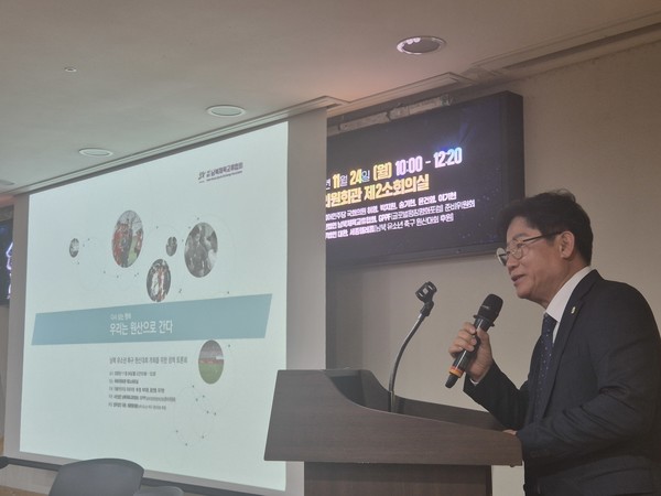 김경성 남북체육교류협회 이사장이 24일 오전 서울 여의도 국회의원회관에서 열린 '남북 유소년 축구 원산대회 개최를 위한 정책토론회'에서 '2026년 아리스포츠컵 원산대회' 추진계획을 밝혔다. [사진-통일뉴스 이승현 기자]