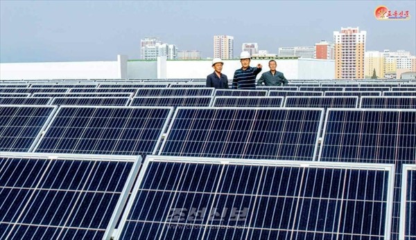 평양시에서 계통연결형 태양빛발전소를 시범적으로 건설하였다. [사진-조선신보에서 재인용]