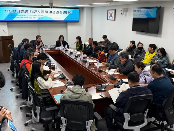 민주노총과 여야 국회의원들이 25일 오전 11시, 국회 의원회관에서 ‘속도보다 생명! 야간노동자 건강권 증언대회’를 개최했다. [사진제공-민주노총]