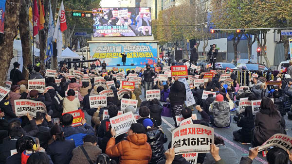 촛불행동이 주최한 제166차 촛불대행진이 11월 22일 서울 서초역 인근에서 열렸다. [사진 - 통일뉴스 하태한 통신원]