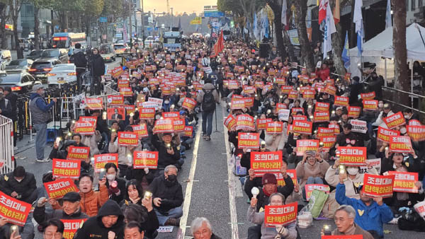 참가자들은 사법부에 대한 규탄의 목소리를 높였다. [사진 - 통일뉴스 하태한 통신원]