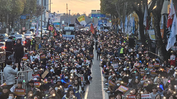 집회장에 응원봉을 다시 들고 나온 시민들은 불빛을 밝히며 구호를 제창했다. [사진 - 통일뉴스 하태한 통신원]