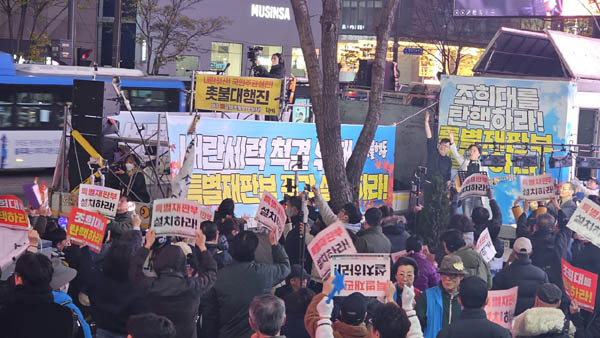 정리집회에는 가수 백자가 공연했다. [사진 - 통일뉴스 하태한 통신원]