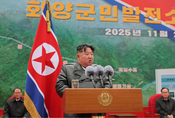 김정은 국무위원장이 지난 20일 강원도 회양군민발전소 준공식에서 '강원도정신'을 언급하며 연설했다. [사진-노동신문]